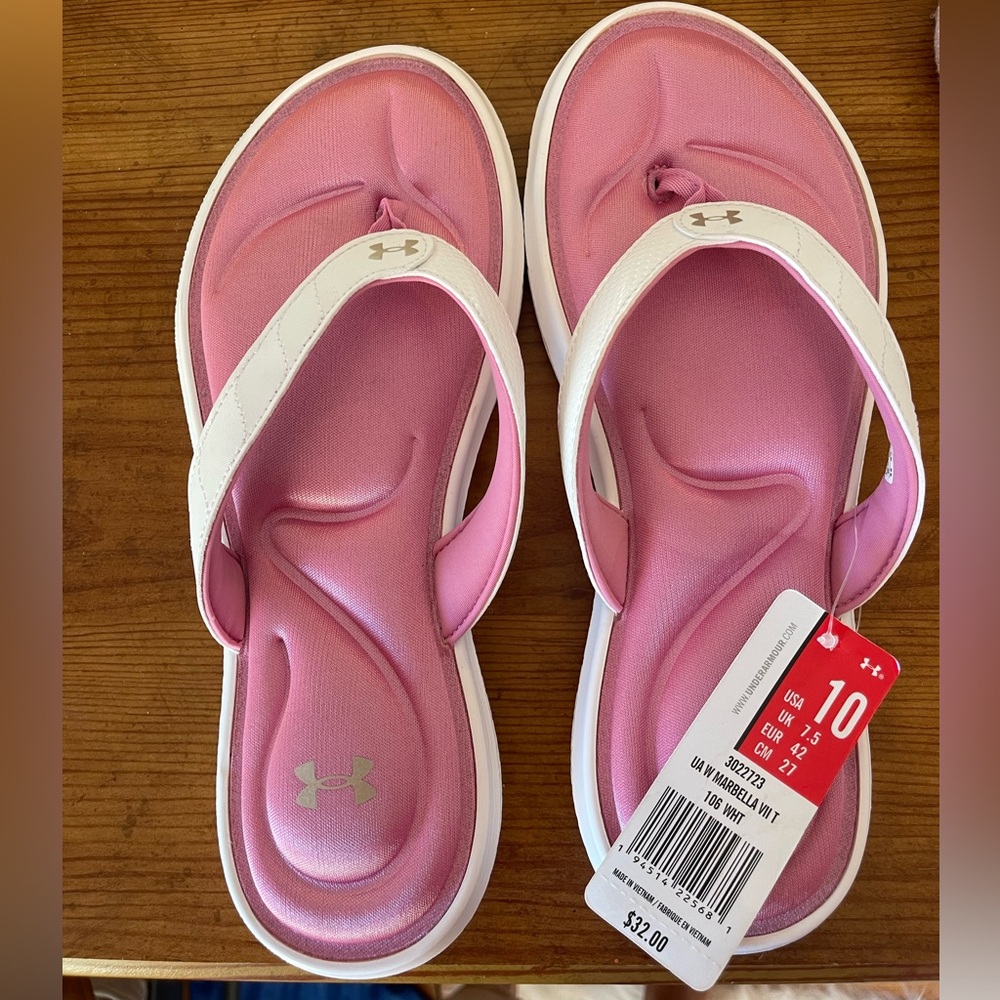Womens Under Armour flip flops with memory foam!
